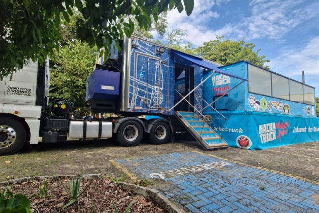 Estudantes da UFC participam de capacitação tecnológica no caminhão-laboratório HackaTruck