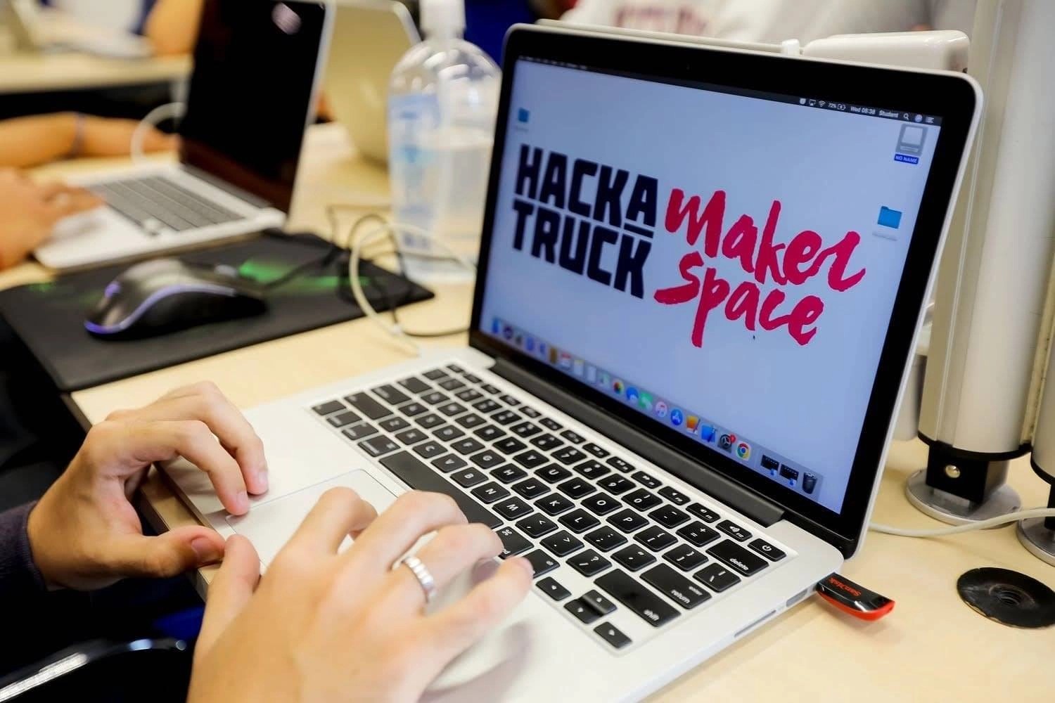 Unioeste recebe HackaTruck MakerSpace e abre inscrições para capacitação tecnológica de acadêmicos