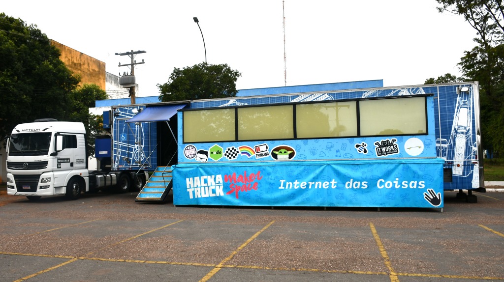 HackaTruck amplia formação em tecnologia na UFMT